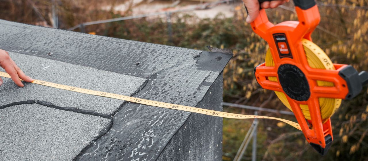 Aufma&szlig; f&uuml;r Aluminium Dachrandprofile und Mauerabdeckungen durch den ALU-Kanttechnik Montageservice