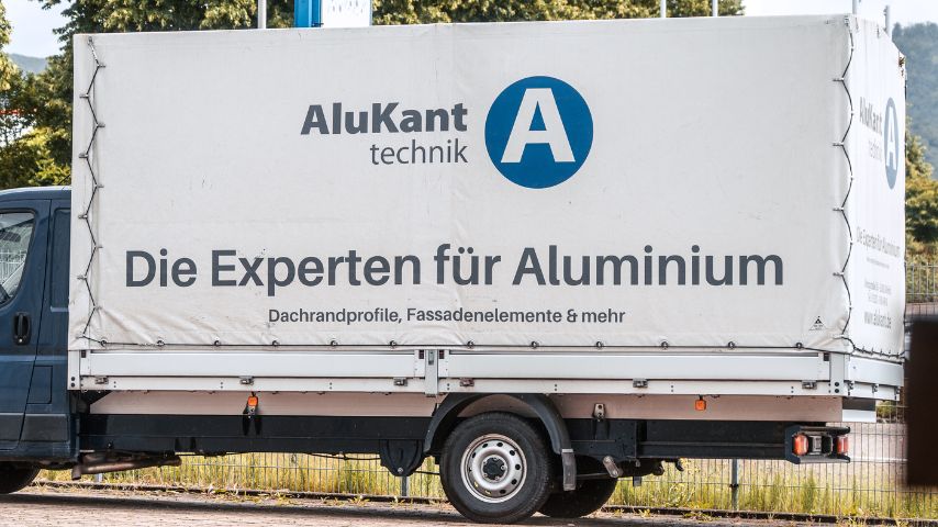 Lieferung von Aluminium Bauteilen deutschlandweit und europaweit durch ALU-Kanttechnik direkt auf die Baustelle