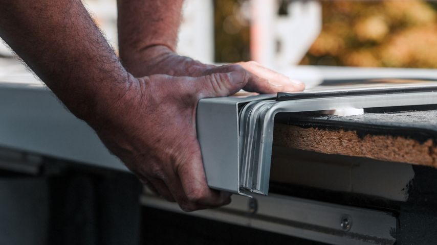 Montageservice von ALU-Kanttechnik f&uuml;r die Montage von Aluminium Bauteilen im Dachbereich